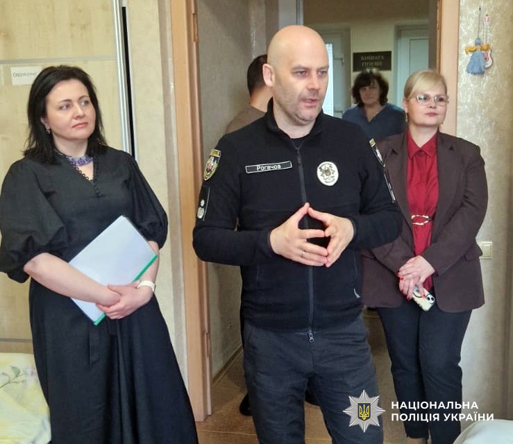 Генерал спілкується із захисниками у лікарні