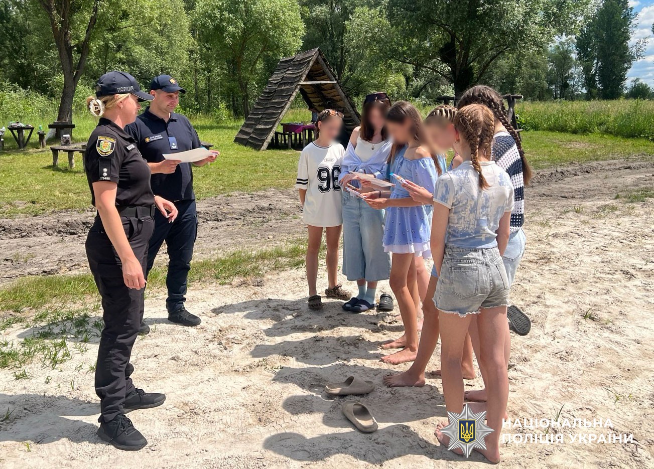 Поліцейські спілкуються з дітьми про безпеку