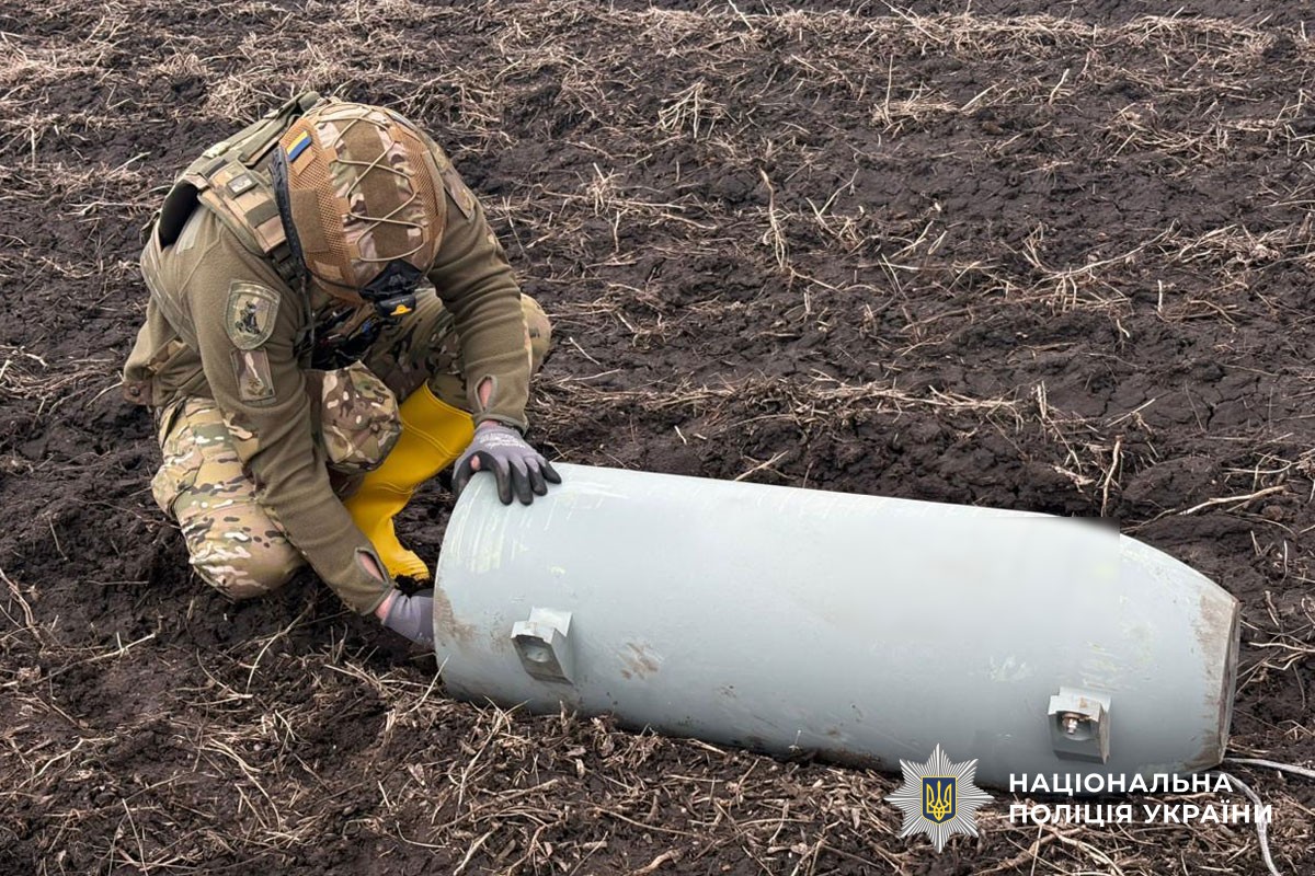 Працівники вибухотехнічної служби поліції працюють на місці події