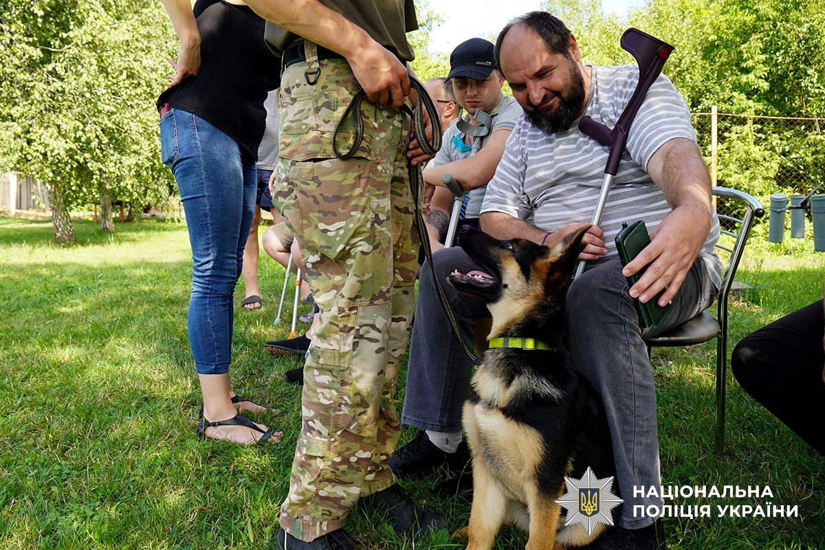 кінолог зі службовою собакою