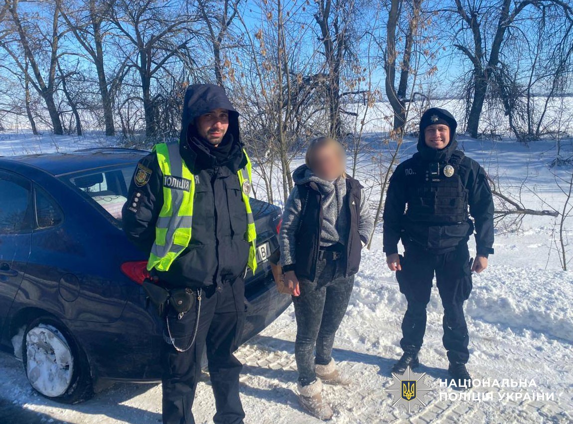 На дорогах Полтавської області екіпажі сектору реагування патрульної поліції продовжують надавати допомогу водіям, які потрапляють у складні ситуації через негоду.