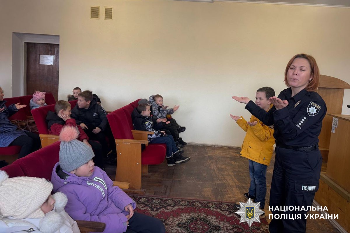 Психолог проводить з дітьми вправу проти стресу