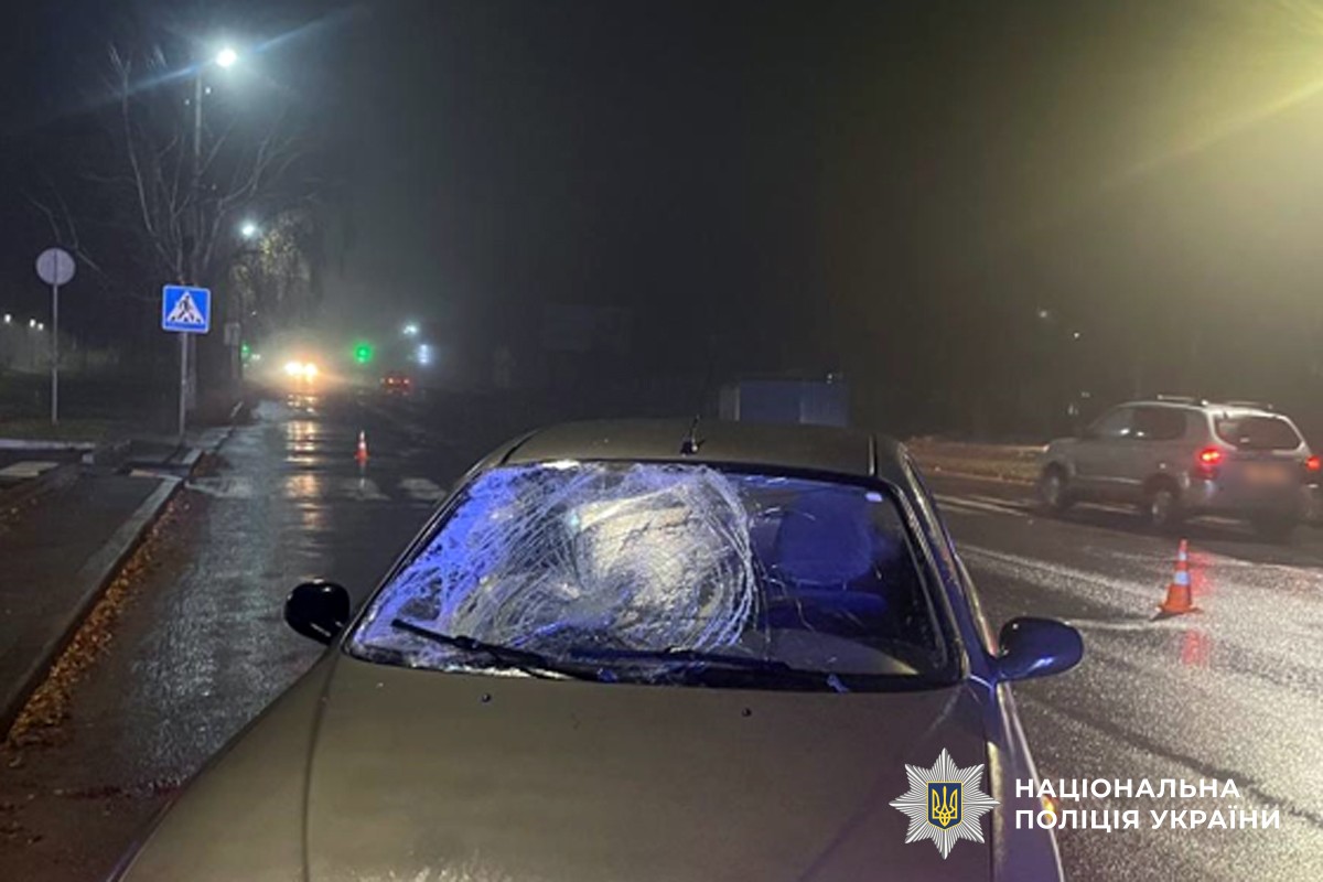 Автомобіль, який збив пішохода