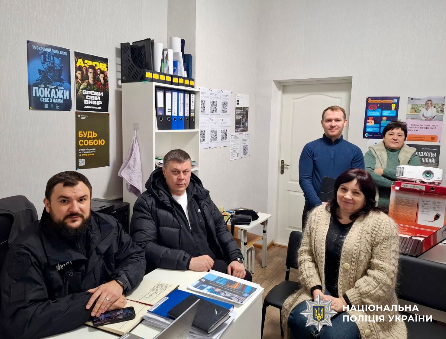 учасники зустрічі спілкуються