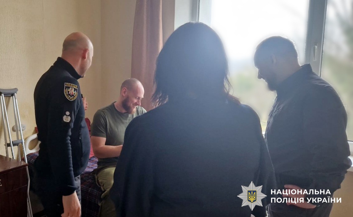 Генерал спілкується із захисниками у лікарні