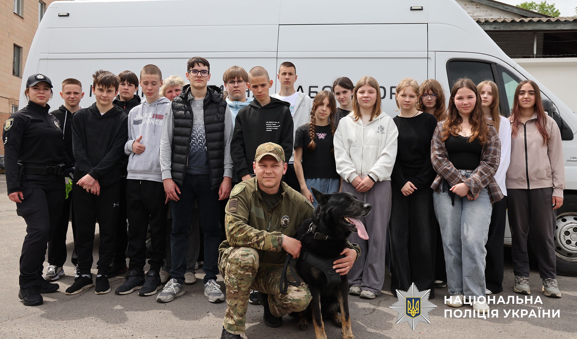 поліцейський знайомить дітей зі своєю професією