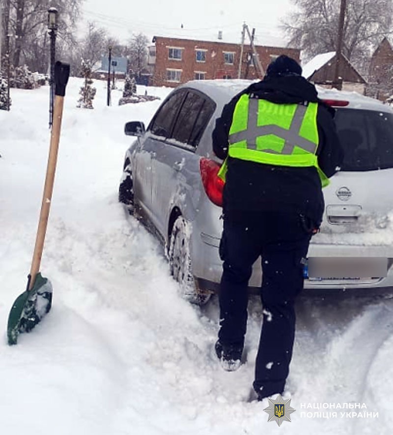 Поліцейські допомагають водіям на дорозі
