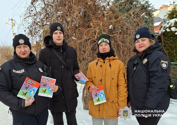 Поліцейські попереджають дітей про небезпеки під час канікул