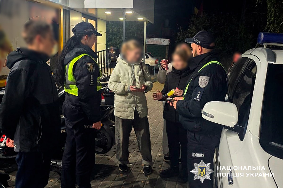 Поліцейські спілкуються із молоддю