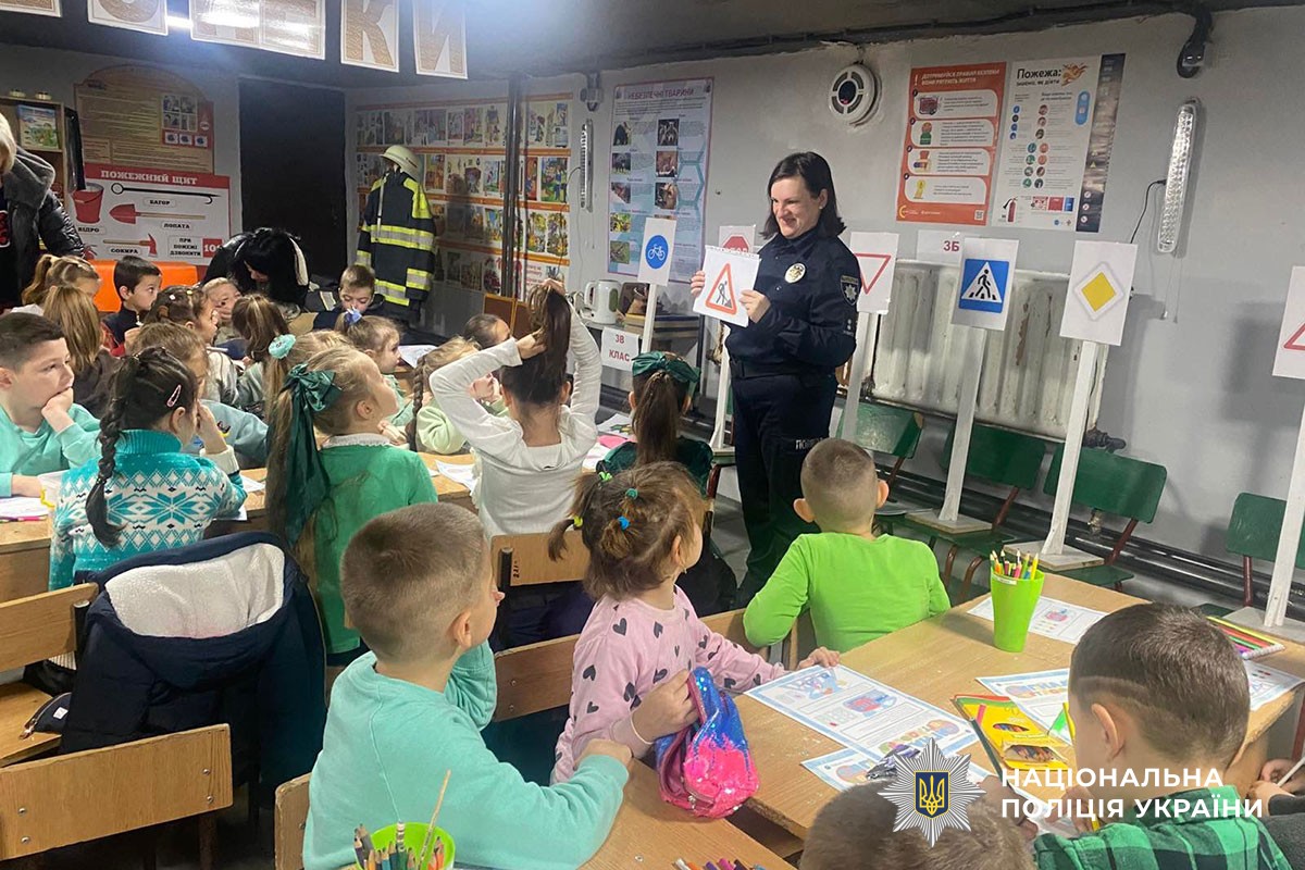 Поліцейська проводить урок з безпеки дорожнього руху для дітей