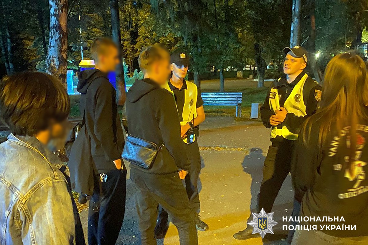 поліцейські на вулиці спілкуються з дітьми