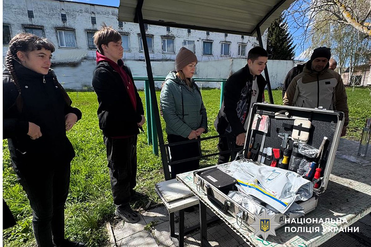 діти знайомляться із роботою поліцейських