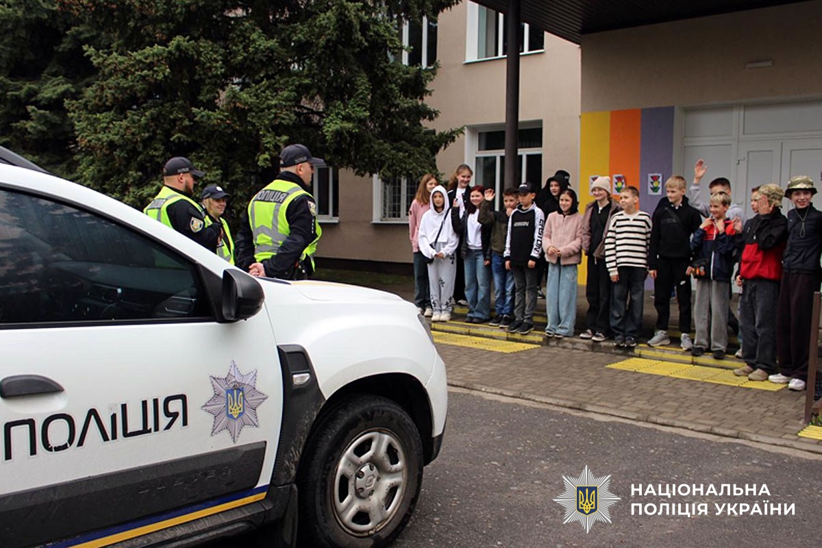 Поліцейські Миргородщини навчали школярів правил безпечної поведінки на дорозі