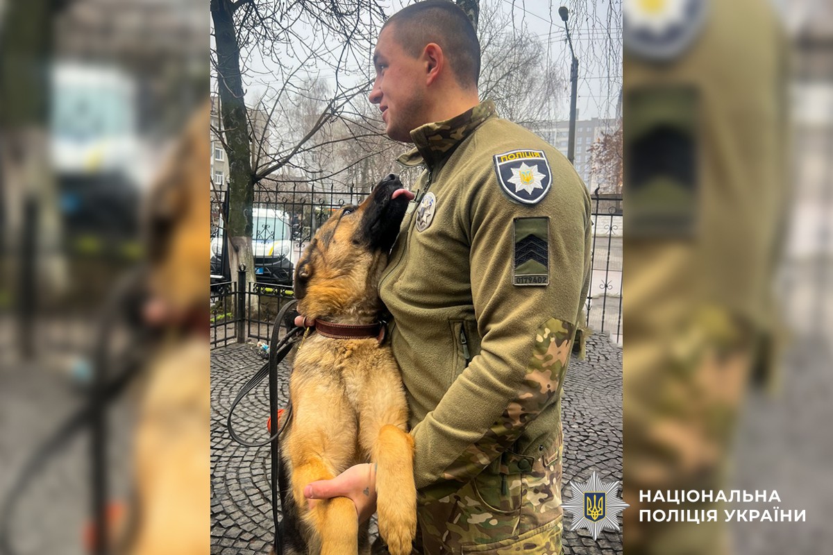 кінолог із собакою