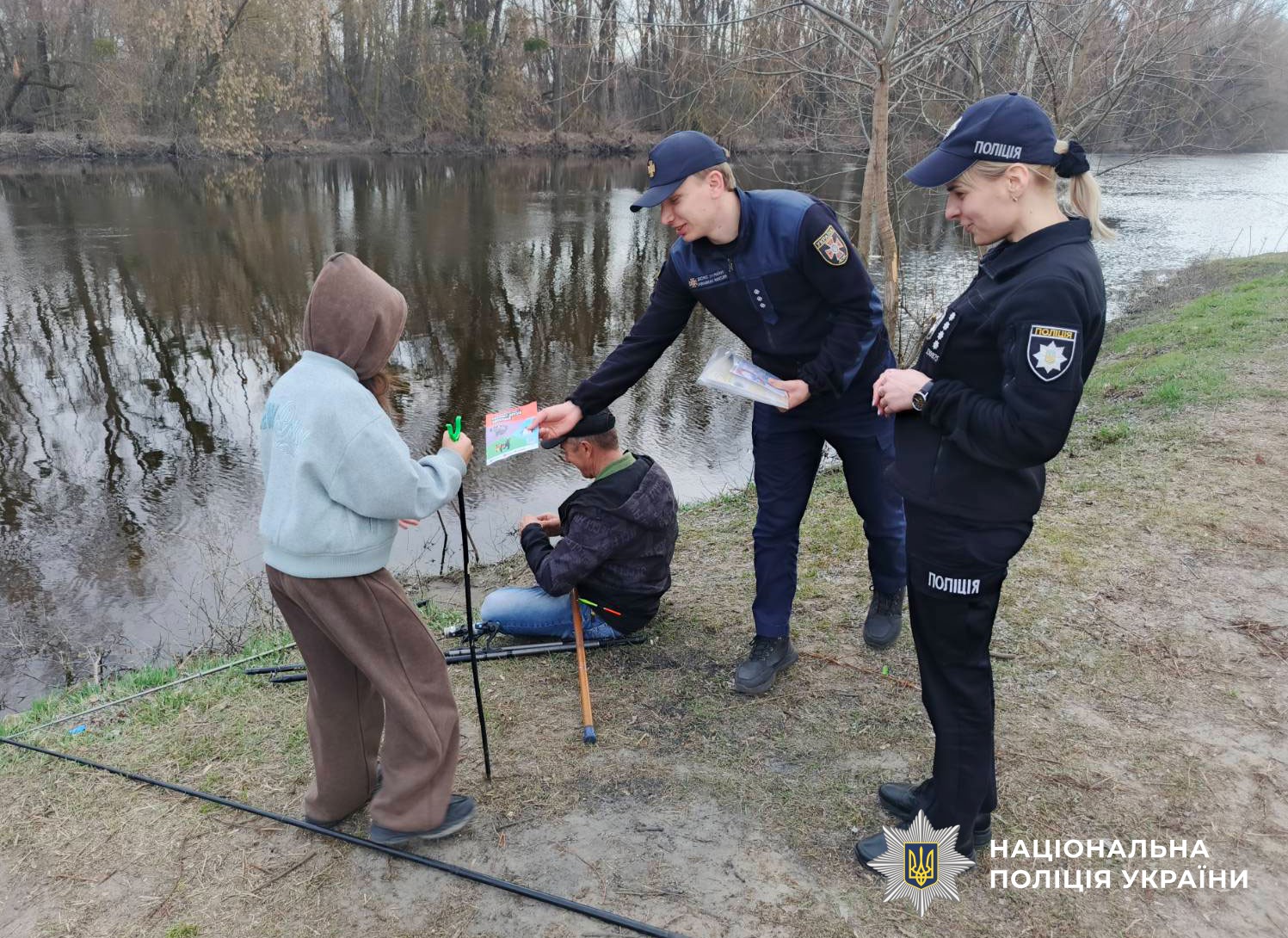 Поліцейська спілкується з дітьми