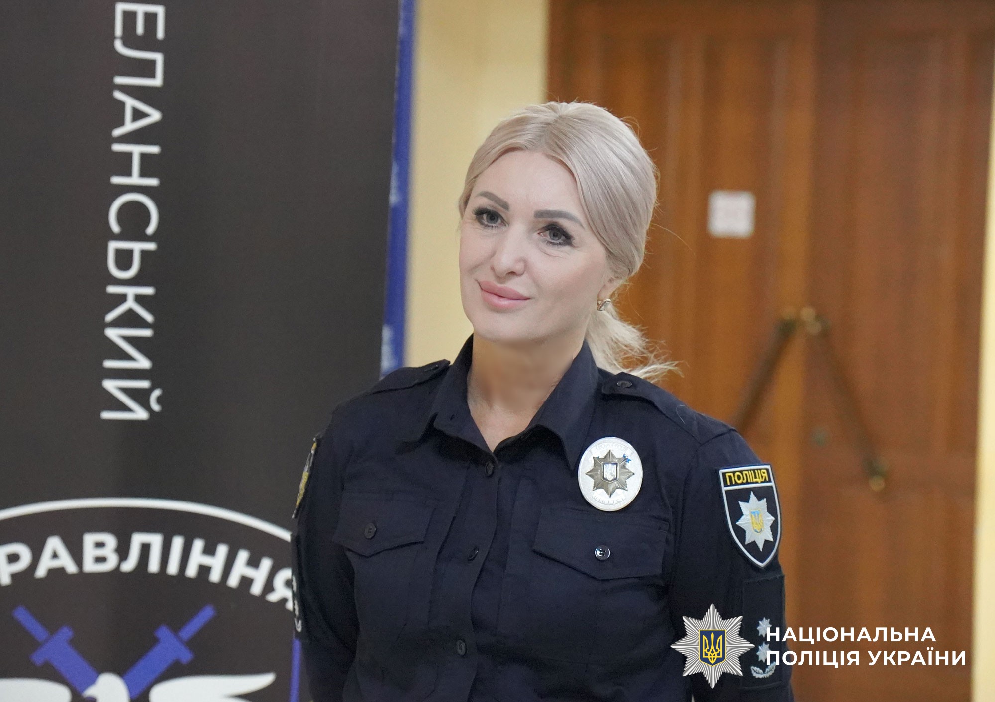 Наталія Нечепуренко на виставці малюнків