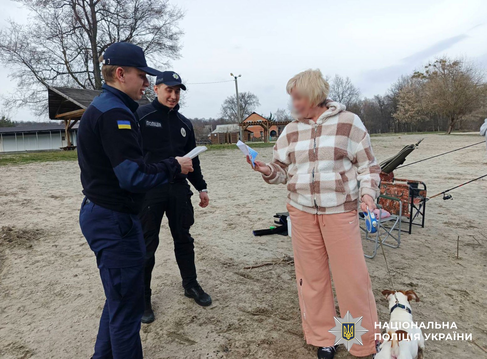 Поліцейська спілкується з дітьми