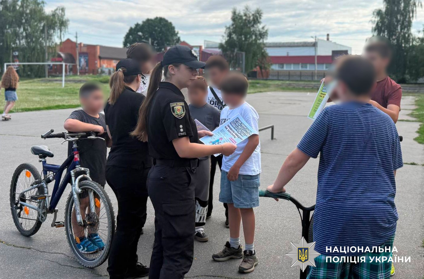 поліцейські говорять з дітьми на вулиці про безпеку