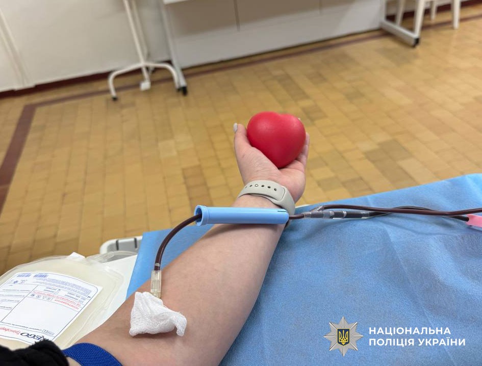 поліцейська здала кров