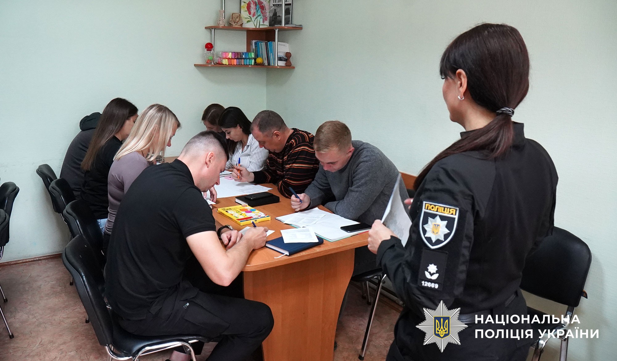 психолог проводить тренінг з особовим складом поліції