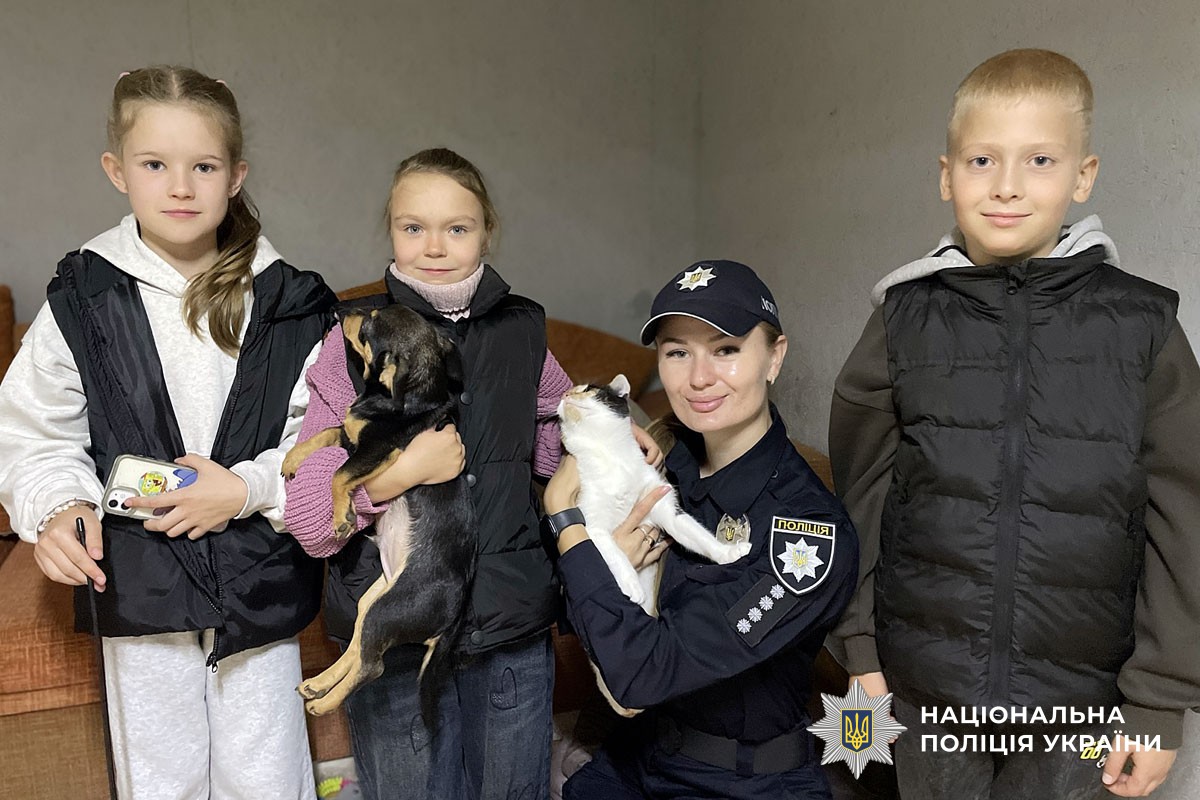 Поліцейські та діти відвідали притулок для собак