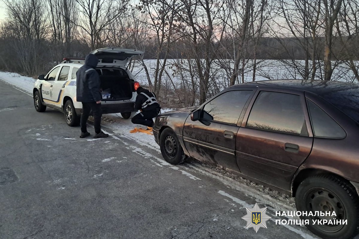 Поліцейський допомагає водієві