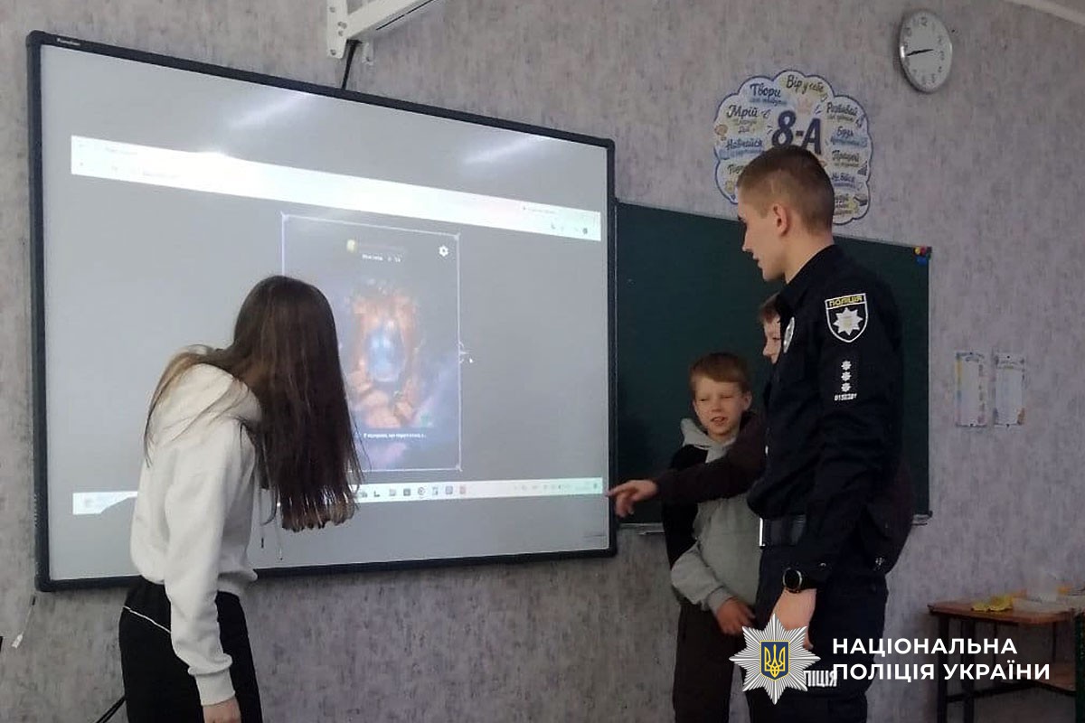 Безпечна дорога, відповідальність і захист від небезпек: поліцейські Миргородщини провели для школярів пізнавальні заняття