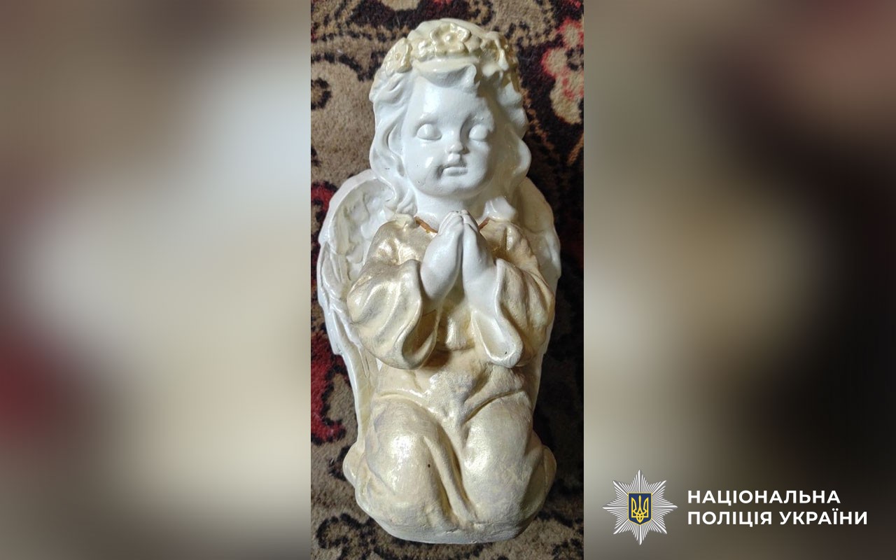 У Миргороді поліція встановлює власників пам’ятних речей, викрадених із могил на Алеї Героїв