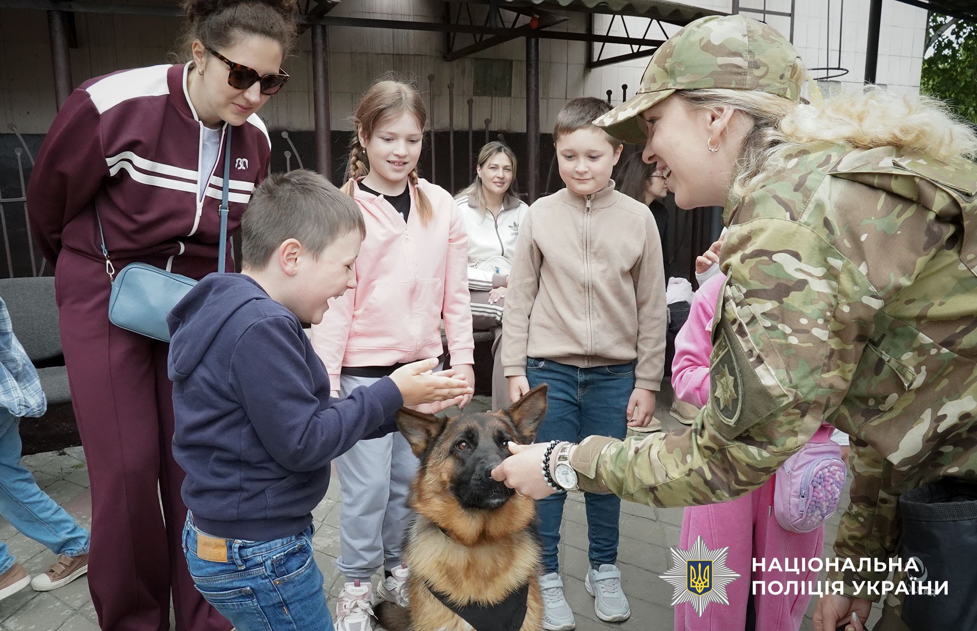 кінологи поліції проводять сеанс каністерапії