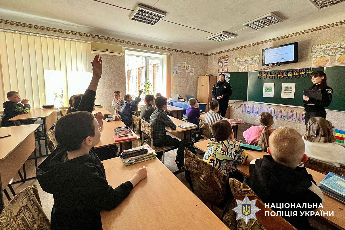 поліцейські спілкуються із школярами 