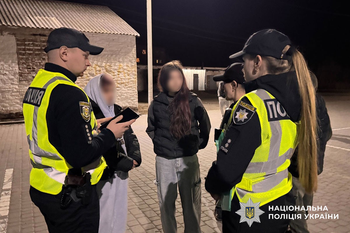 Поліція спілкується із дітьм 