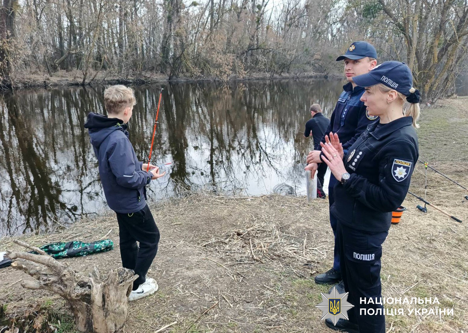 Поліцейська спілкується з дітьми