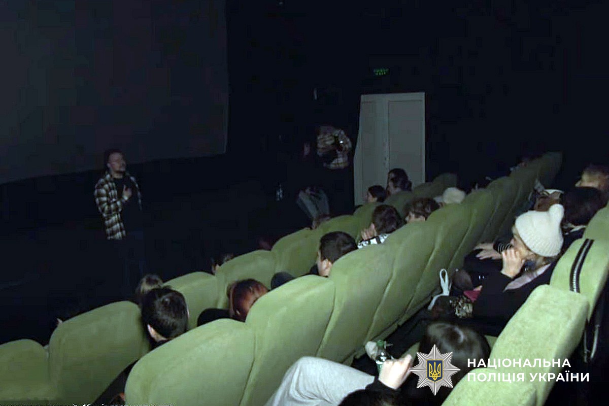 Психолог спілкується з громадянами