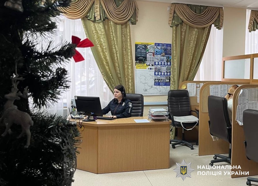 операторка служби 102 приймає дзвінок від громадян