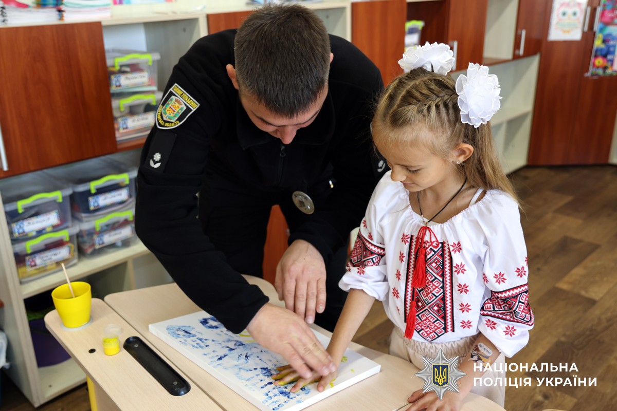 Дівчинка робить відтиск на папері свої ручки