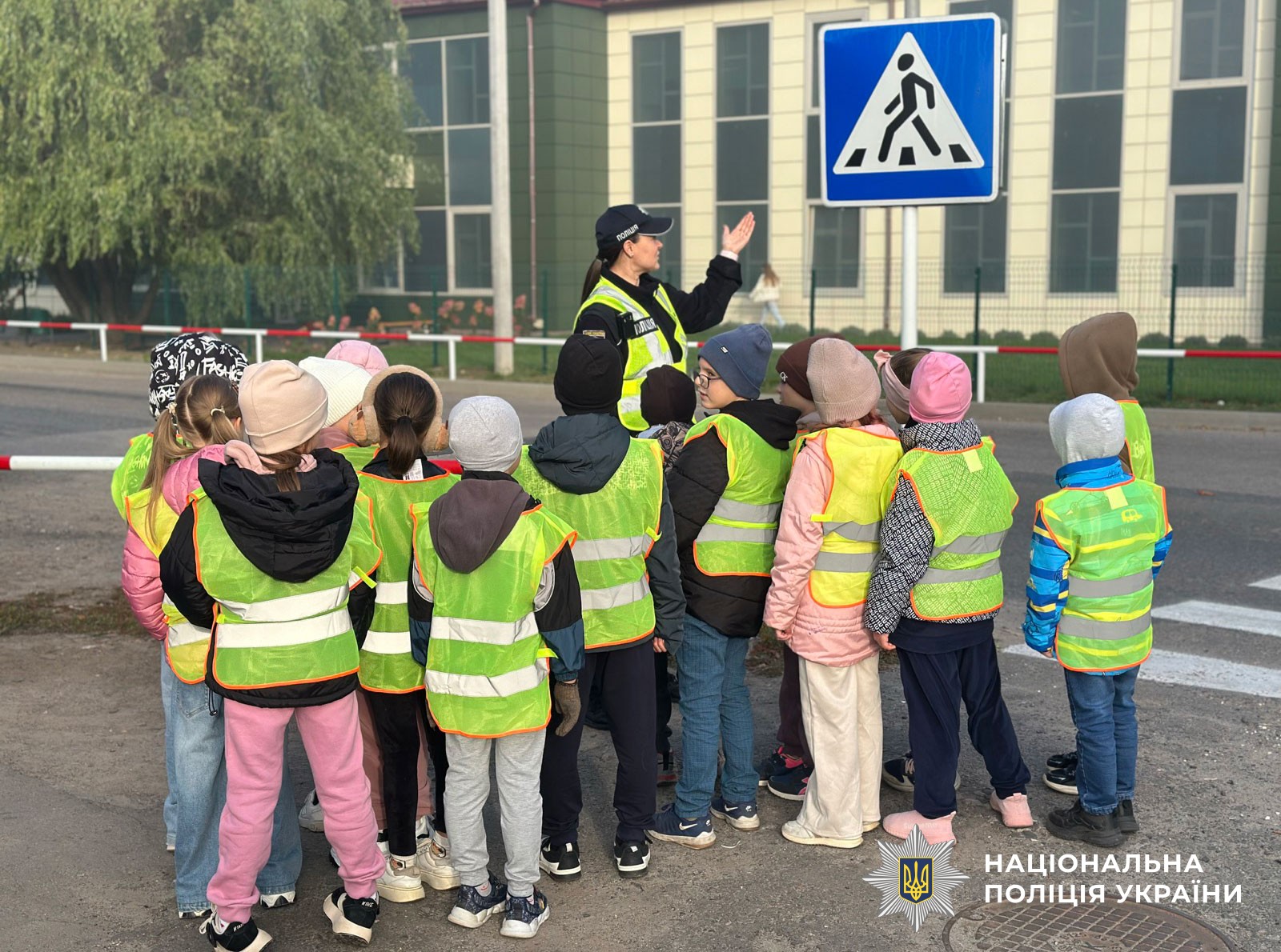 поліцейська проводить урок для дітей