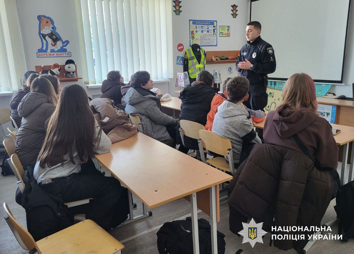 поліцейський проводить урок