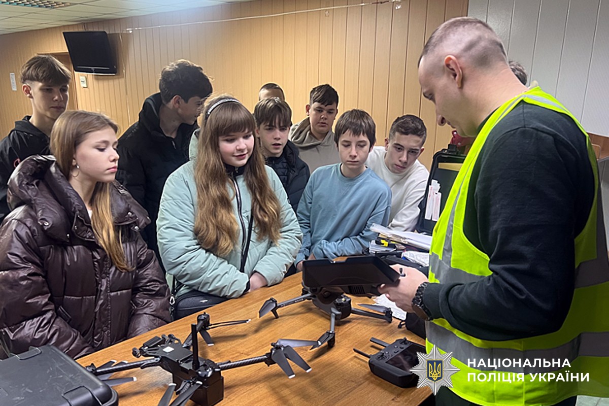 криміналіст демонтрує роботу квадрокоптера