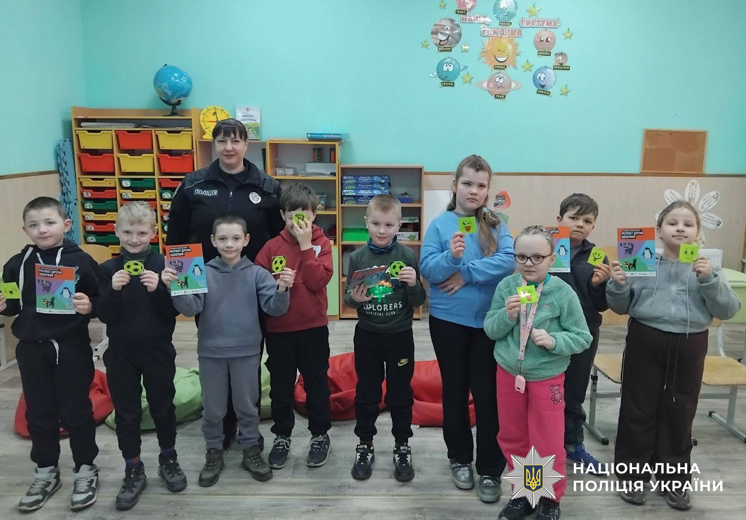 поліцейька проводить урок безпеки