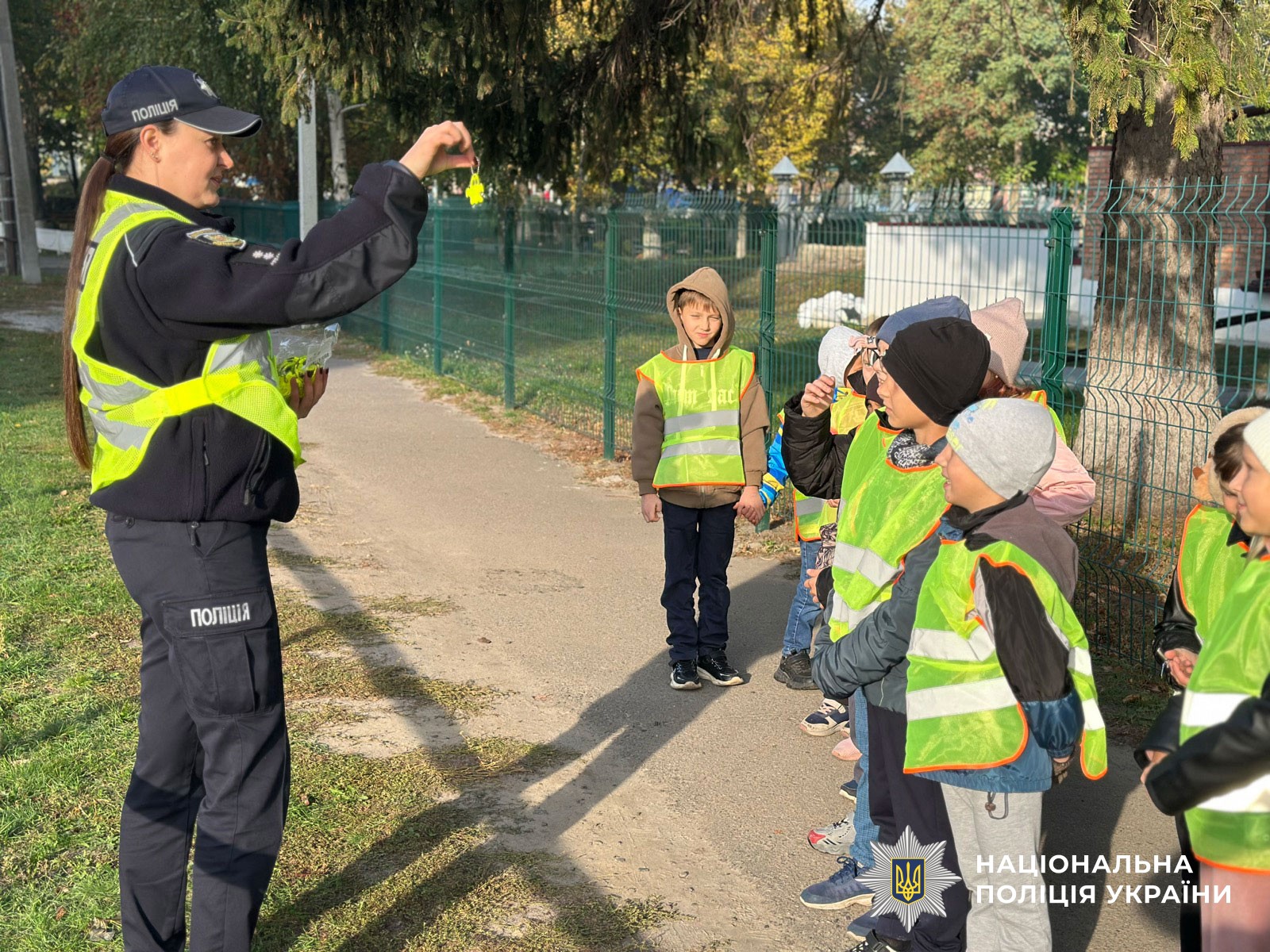 поліцейська проводить урок для дітей