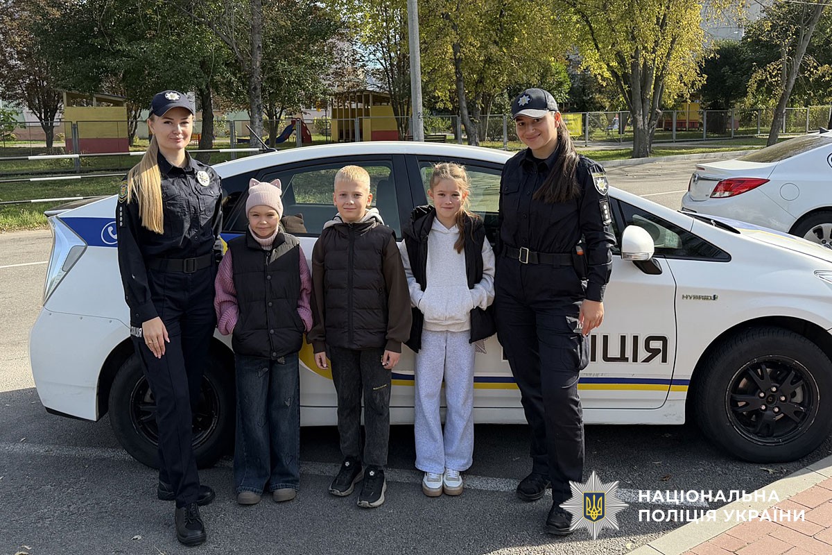 Поліцейські та діти відвідали притулок