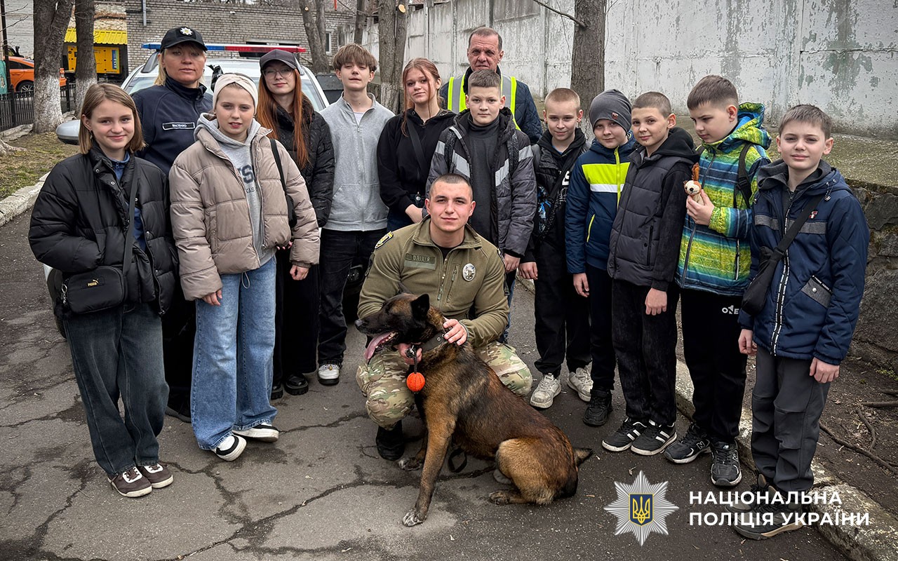 У Кременчуці поліцейські знайомили учасників молодіжного проєкту з професією та навчали правил безпечної поведінки в умовах воєнного стану