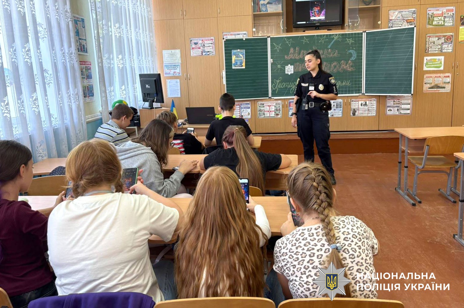 поліцейська проводить урок