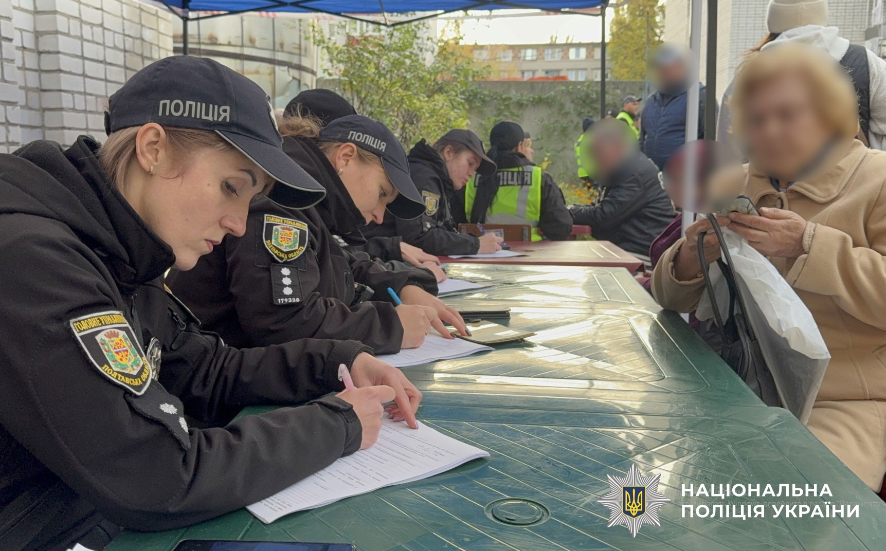 поліцейські працюють в координаційному штабі на місці події