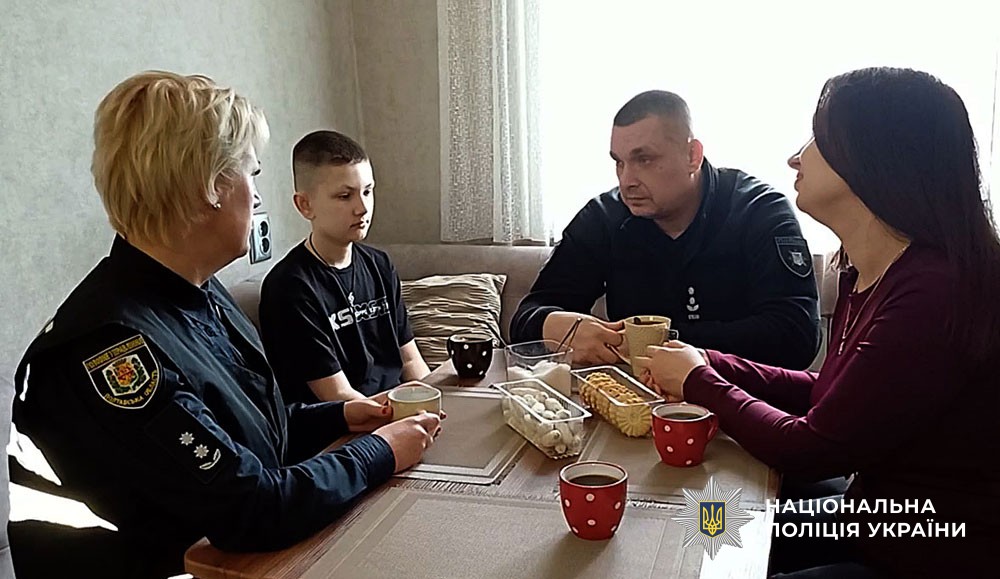 поліцейські спілкуються з родинами 