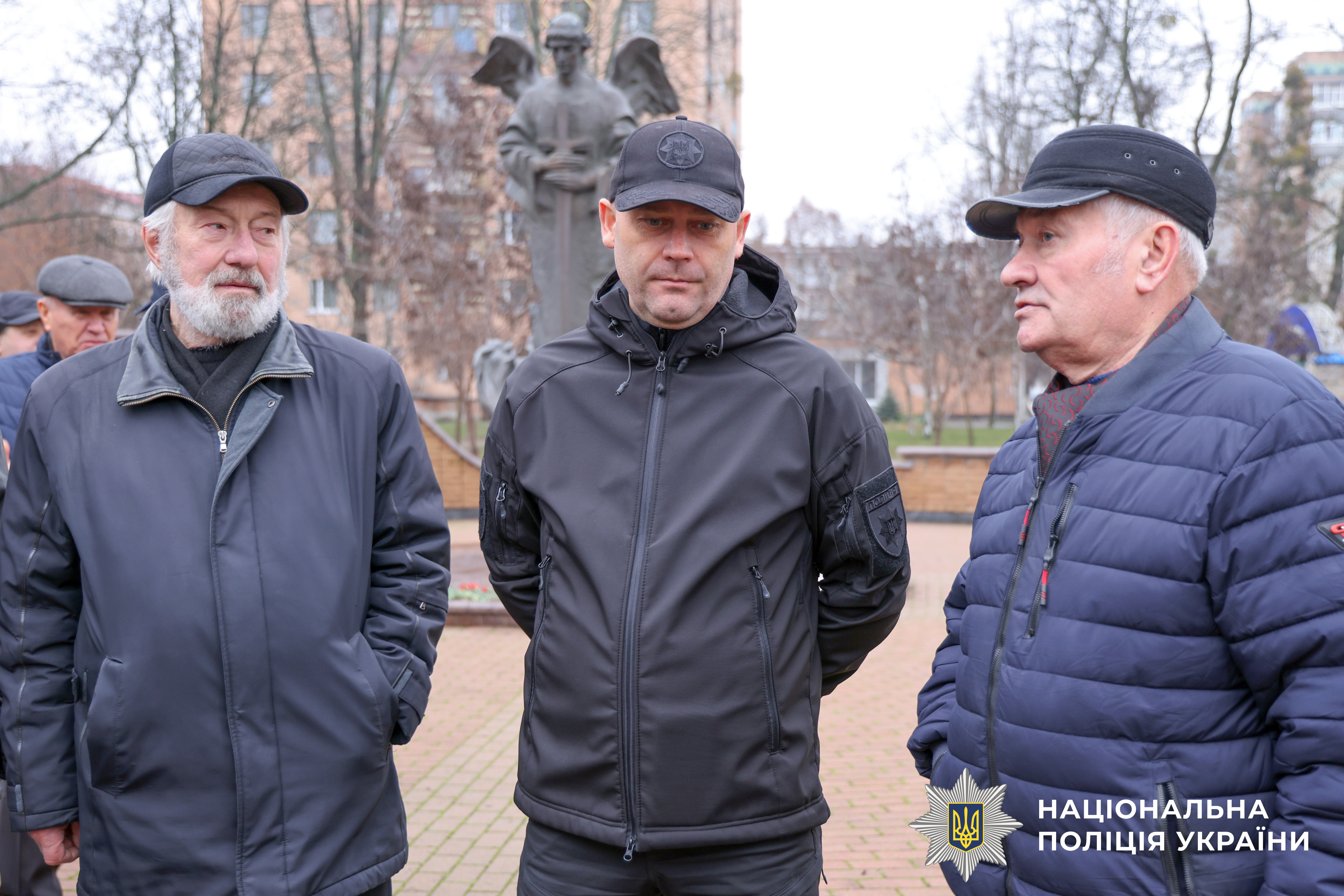 Генерал спілкуєтья із ветеранами