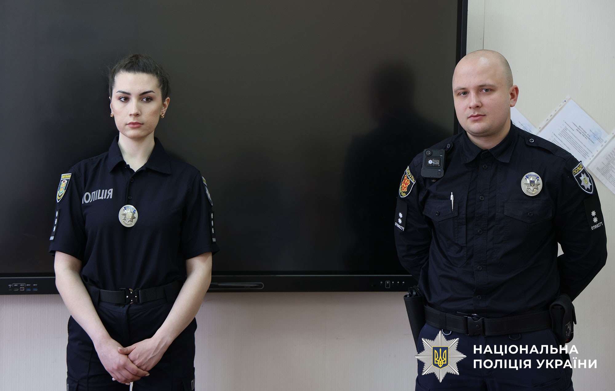 Поліцейські спілкуються з дітьми про безпеку