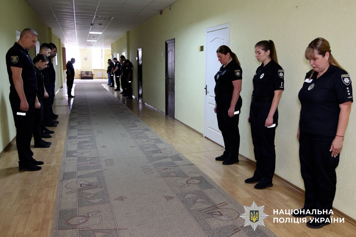 Пам’ятаємо тих, хто загинув у неволі: поліція Полтавщини вшанувала пам’ять страчених і закатованих у полоні