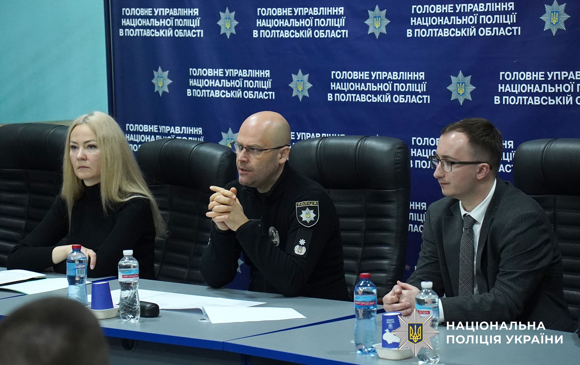 Євген Рогачов на круглому столі спілкується з ветеранами