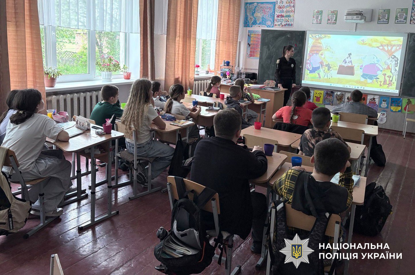 Поліцейська проводить урок для дітей